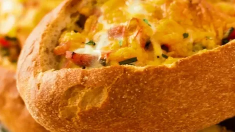 Pan relleno de salchicha y queso, la receta para preparar con los niños
