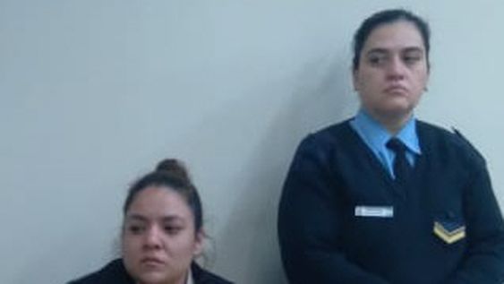 MARÍA BELÉN BRIZUELA QUIROGA (29, sentada) recuperó su libertad ayer, pero quedó sospechada de cometer seis fraudes.