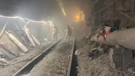 IMAGEN DE TV. Los equipos de rescate tienen serias dificultades para trabajar en la zona de desastre.