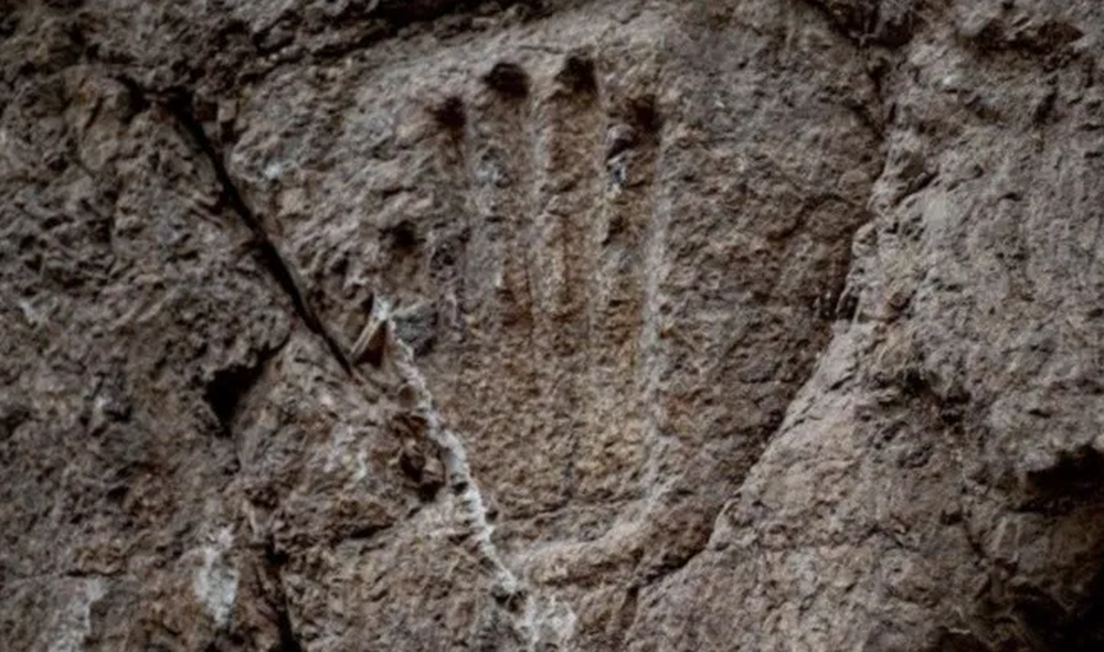 Descubren una antigua mano tallada en una piedra de hace mil años