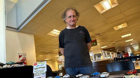 luis cravero, el eterno nino que combina su trabajo como artista y el coleccionismo con el juego