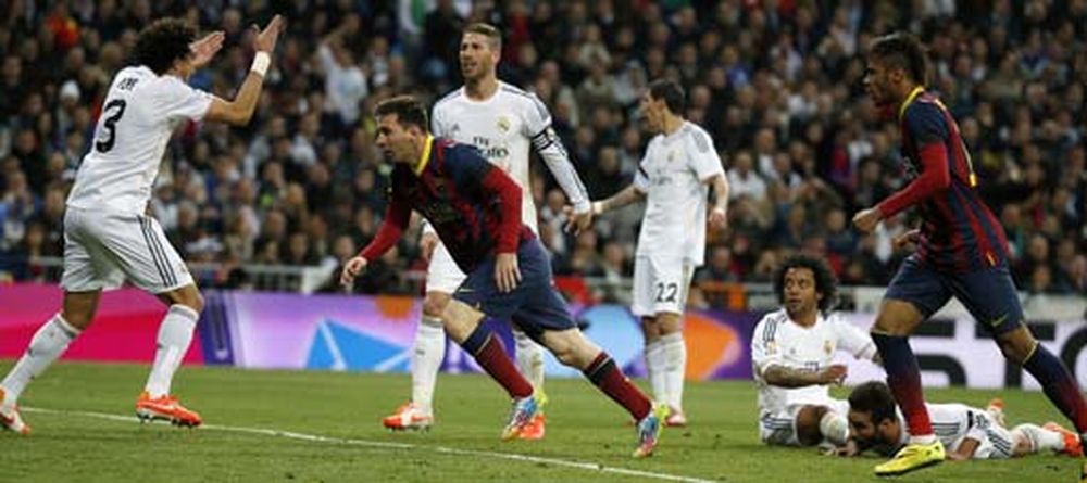 Messi marcó tres goles en el triunfo sobre el Real Madrid y el Barcelona sigue con vida en la Liga