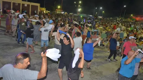 Diario de Cuyo | MULTITUD. Las Peñas de la Familia en el Complejo Ceferino Namuncurá, en San Martín, cuentan con un público multitudinario durante los fines de semana de enero cada año.
