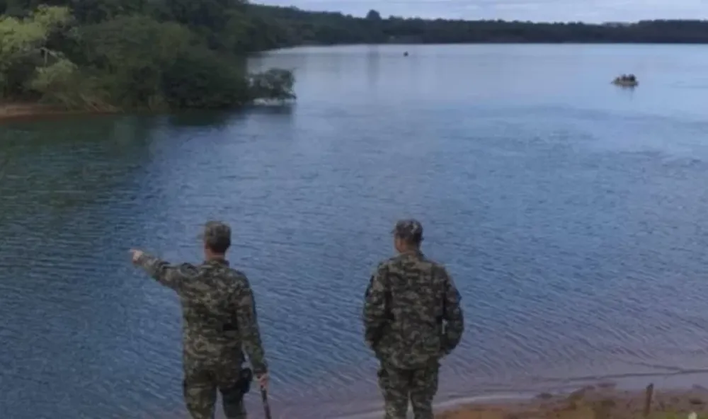 Una familia quería cruzar desde Misiones a Paraguay y se le rompió la canoa: murió una nena de 4 años