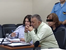 El estilista Mariño con su abogado defensor Ismael Hidalgo. No se muestra la cara del imputado para proteger a la presunta víctima.&nbsp;