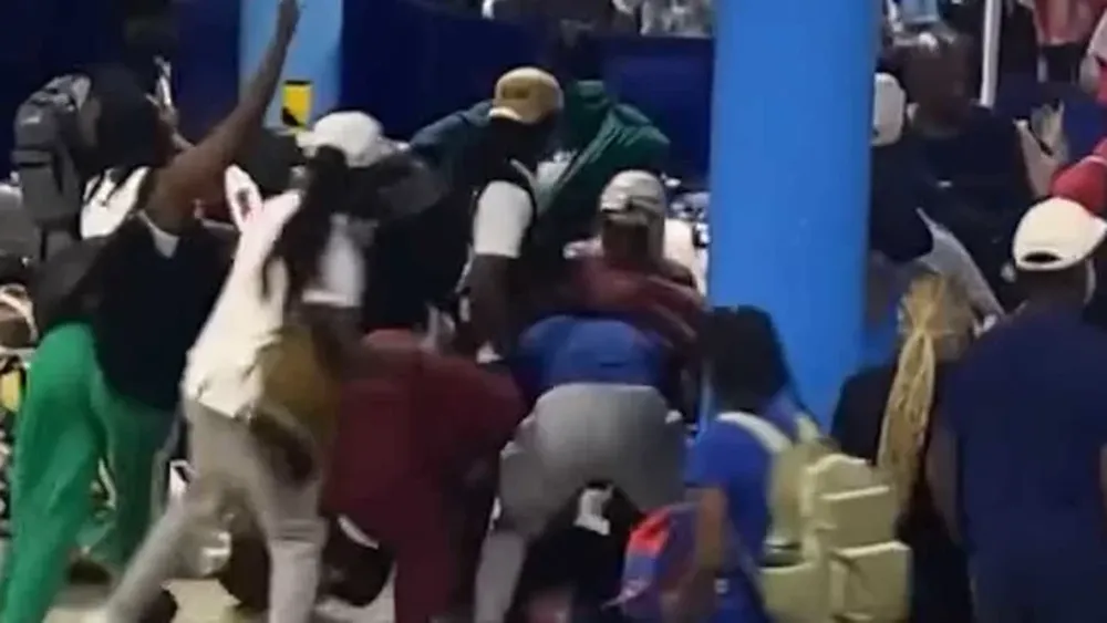 [VIDEO] Insólita pelea de un grupo de pasajeros en un crucero