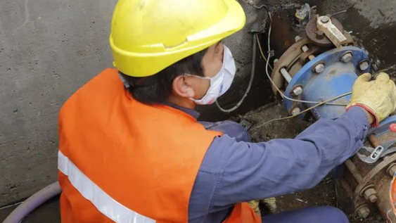 Operario de OSSE hacía marcha atrás un camión y atropelló al compañero que lo guiaba