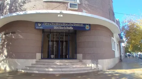 Los futbolistas del León y del conjunto de Alto de Sierra deberán presentarse este lunes en la sede de la Liga Sanjuanina de Fútbol.