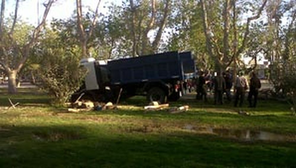 Se enterró un camión en el Parque de Mayo