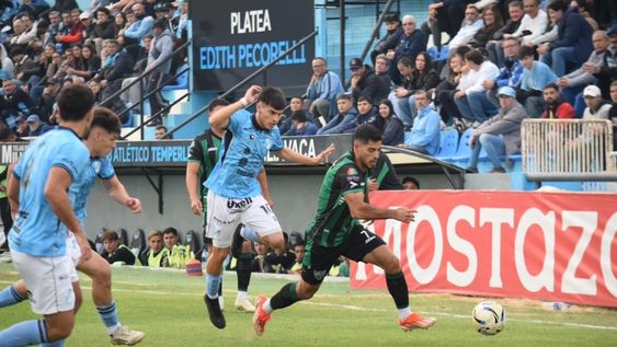 Apurado. Seba Jaurena escapa a la presión de Temperley. San Martin pagó muy caro el primer tiempo que regaló y no alcanzó la reacción del complemento.