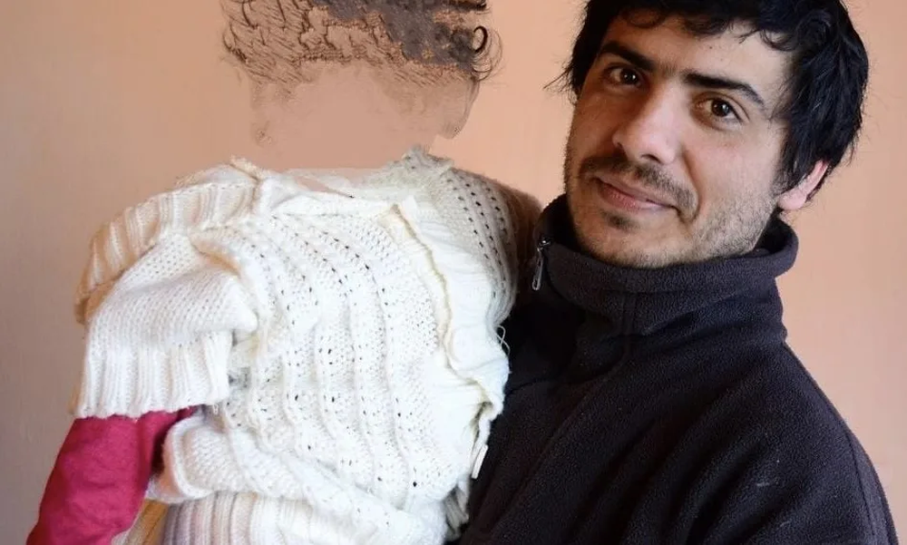 Sebastián Daniel Bonafe junto a la menor que secuestró.