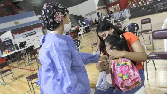 Crece la alarma por los menores y desde Salud piden que se vacune a los niños
