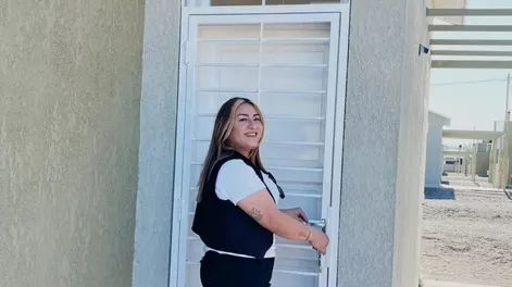 Diario de Cuyo | Sharon Paola Zambrana ingresa a su vivienda en el barrio Las Tres Marías, en Chimbas, tras convertirse en la primera mujer trans en recibir una casa del IPV en San Juan.