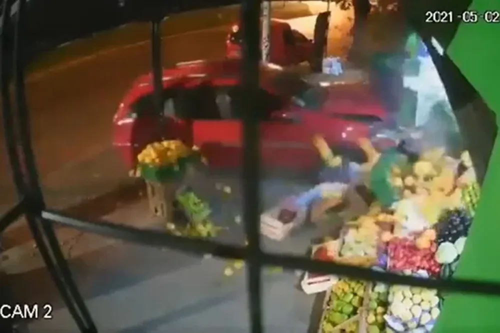 La atropelló un auto mientras esperaba en la vereda: el conductor estaba desmayado