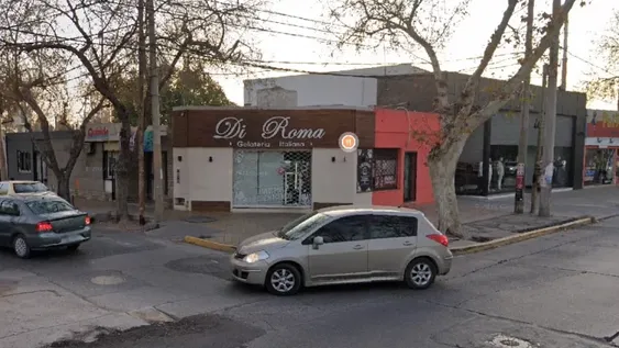 Serios daños materiales en una distribuidora y una conocida heladería por un incendio