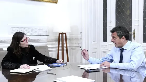 Más cepo para compras con tarjeta y respiro en autopartes y fertilizantes