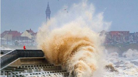 El Reino Unido, en alerta máxima por la peor  tormenta de los últimos 30 años