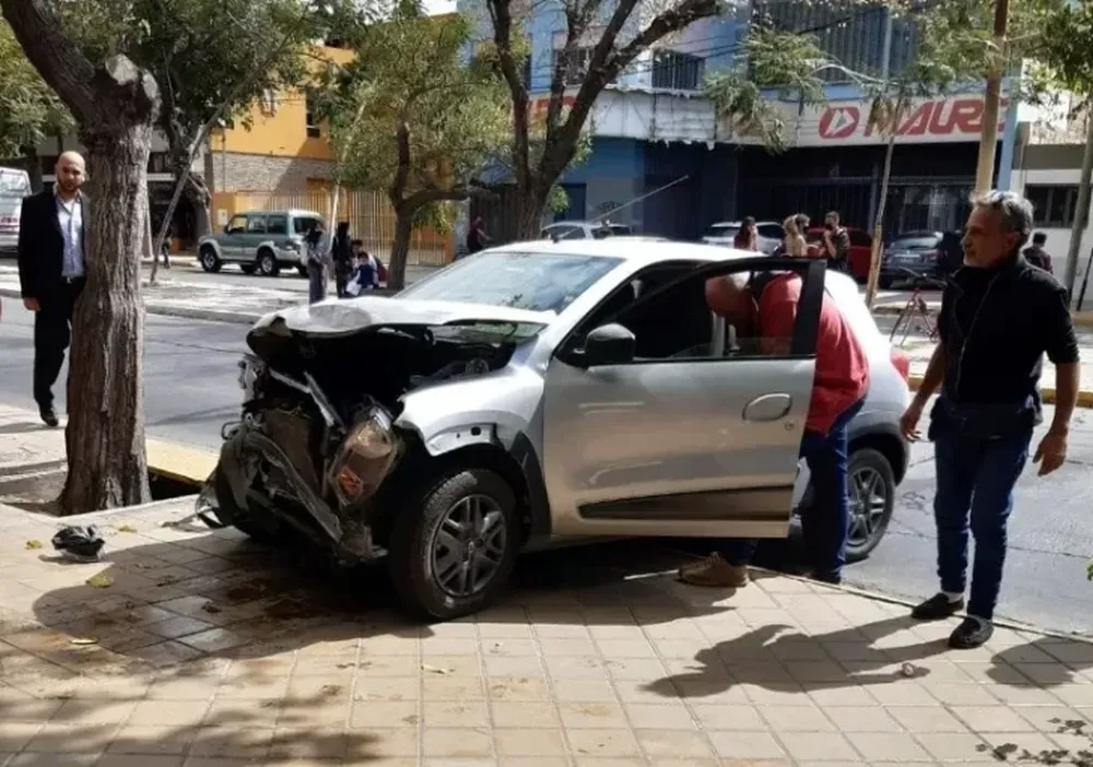 El choque entre el micro y el auto en la esquina céntrica dejó a una mujer con contusión cerebral