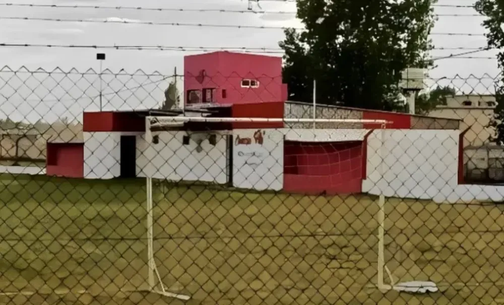 Un nene de 14 años fue a jugar al fútbol con amigos, se le cayó el arco en el pecho y murió