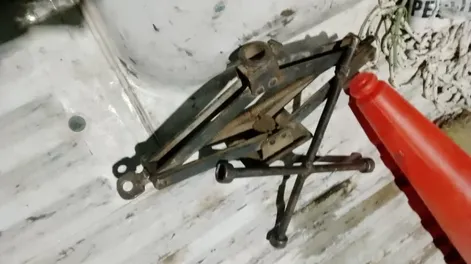 Tras una persecución, fue detenido por robar una llave cruz y un gato de auto