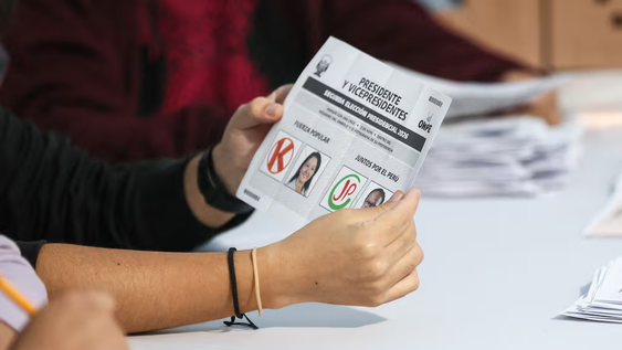 Fujimori aventaja a Sánchez por poco más de 15.000 votos.