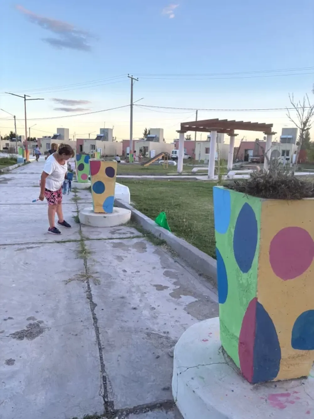 Los vecinos de Dos Acequias, en San Martín, trabajaron juntos para embellecer la plaza del lugar.