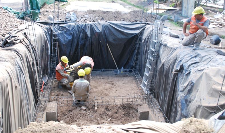 La construcción de las bases para los nuevos tanques de agua que instalará la UCCuyo avanza en tiempo y forma.