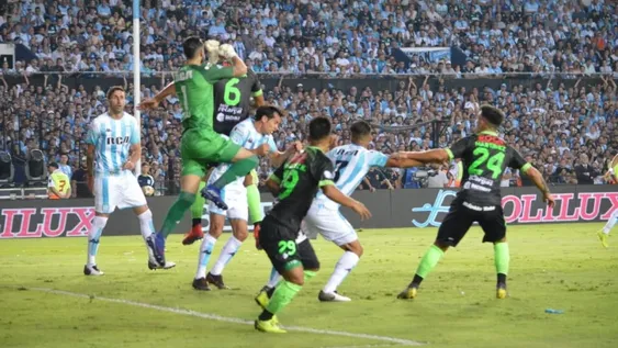 Racing festejó el campeonato en su casa con un empate ante Defensa y Justicia