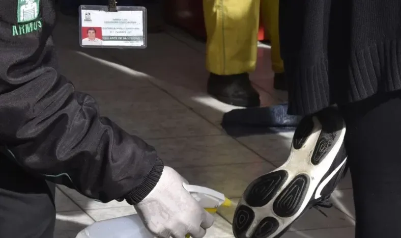 La ciencia responde: ¿el coronavirus está en la ropa, en los zapatos, en el pelo?