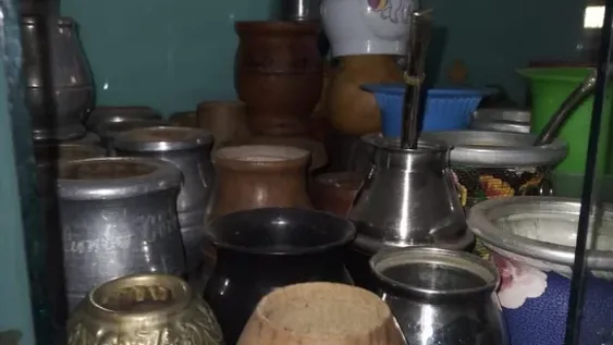 Laura, la mujer de los 100 mates: tiene de barro, Palo Santo y naranja