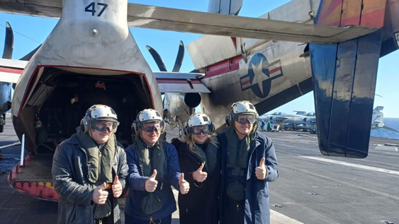 en un nuevo gesto de alineamiento con eeuu, milei visito el portaaviones nuclear uss nimitz en mar argentino