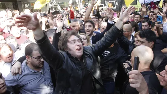 Al grito de “Milei presidente”, el candidato hizo una recorrida fugaz por la Peatonal