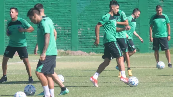 EL Purruco Antuña ya tiene su once titular, pero los jugadores siguen moviéndose a full en las últimas horas de entrenamiento antes del debut.