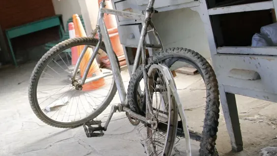 Un ciclista muerto, dos automovilistas presos y versiones cruzadas: ¿corrían una picada?