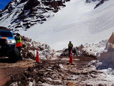camino a los azules, entre la adversidad blanca y la labor constante para llegar al campamento, asi son los trabajos de despeje