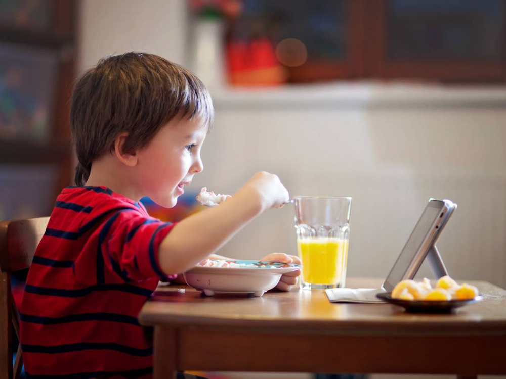 Uno de los consejos es no utilizar pantallas alrededor de las comidas ni antes de dormir.