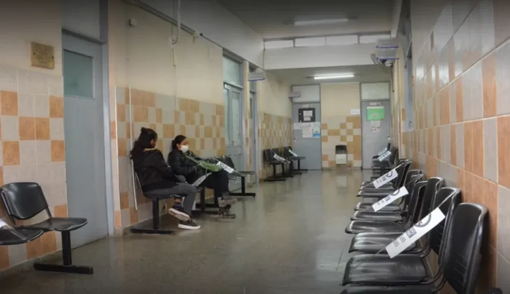 Porque su beba se cayó, fue al centro de salud y golpeó a su pareja y al suegro