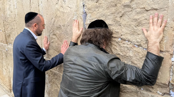 Javier Milei en el Muro de los Lamentos.