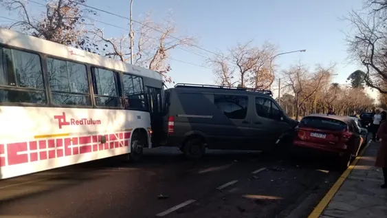 Aparatoso choque: un micro embistió una combi que terminó contra dos autos estacionados