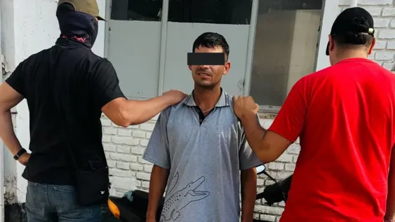 Se le tapa la cara al hombre para cuidar la investigación policial.