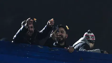 Nueva tendencia en la Copa: hinchas de Brasil y de Chile rompen billetes argentinos de $1000