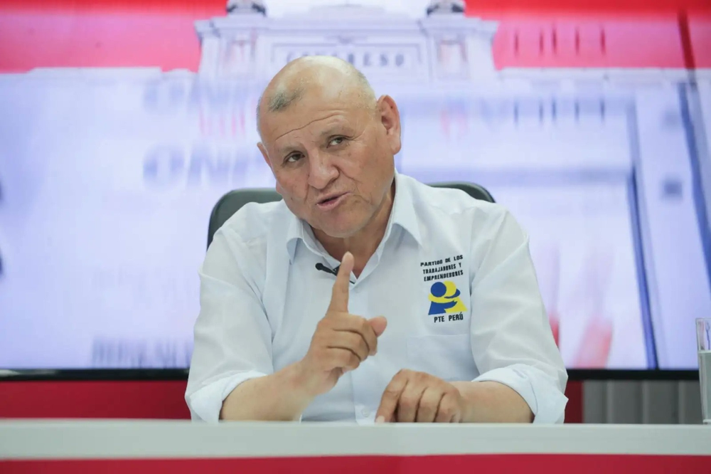 El candidato presidencial Napoleón Becerra murió tras un accidente automovilístico en el sur de Perú durante la campaña electoral. &nbsp;