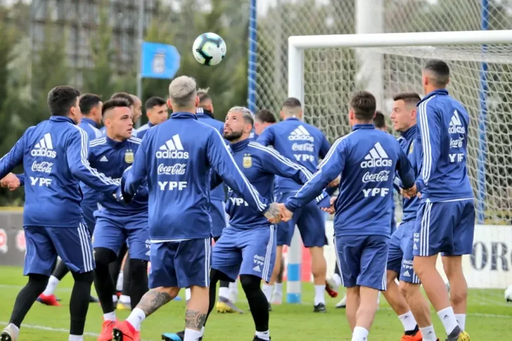 Otra vez Scaloni mezcló los equipos en la práctica