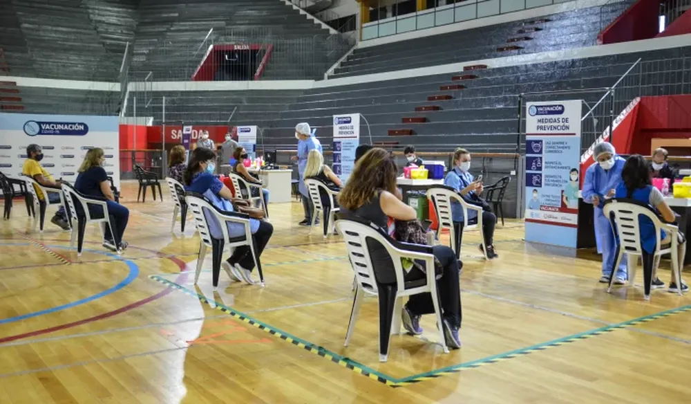 Convocan al Aldo Cantoni por la tarde a quienes perdieron el turno para la 2da dosis de Sputnik V