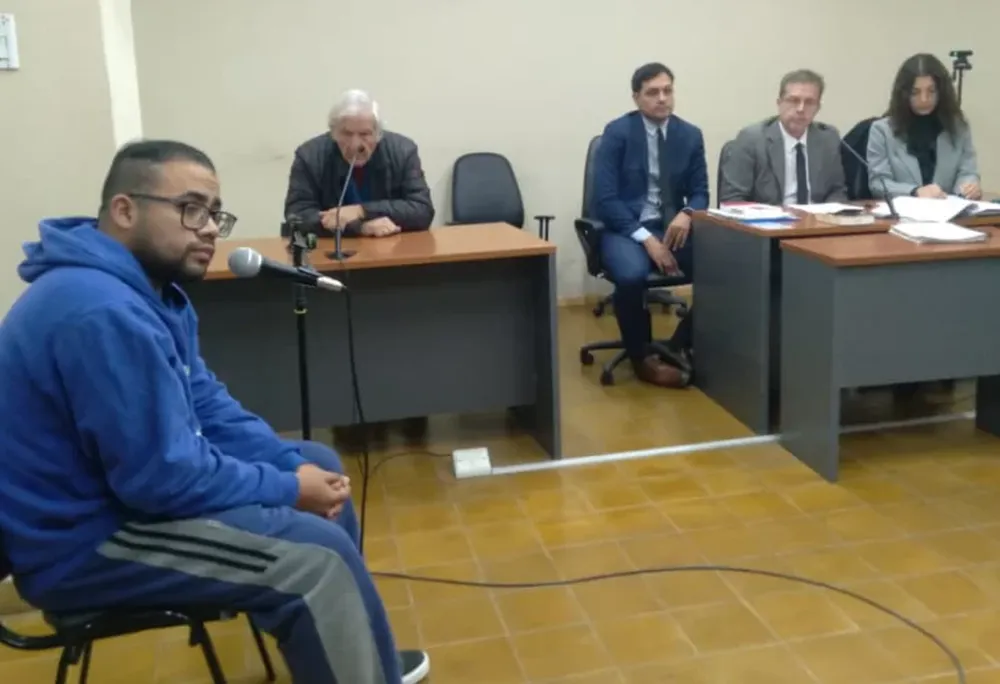 EL JOVEN CAUCETERO, Jesús Antonio Riveros (izquierda) reconoció que tenía, distribuía y vendía pornografía infantil.