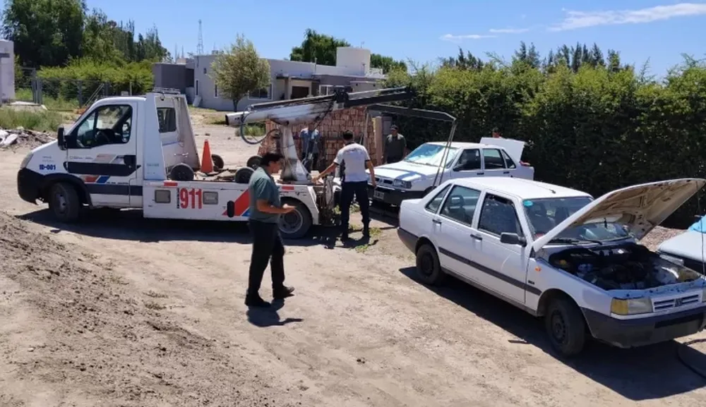 Desbarataron en un country una guarida con autos robados: recuperaron dos Fiat Duna