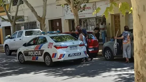 Le pegó a una mujer en el centro y amenazó de muerte a dos hombres que intervinieron