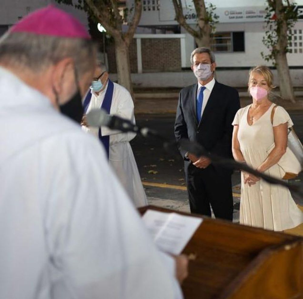 El homenaje a las víctimas del terremoto incluyó a los caídos por la pandemia