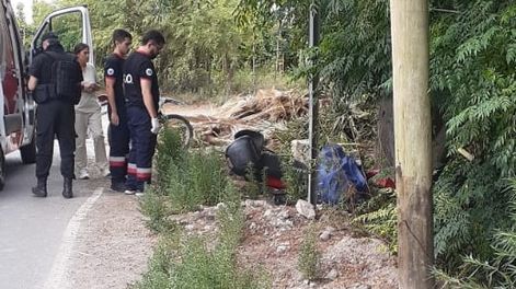 Domingo trágico en el Medanito: un hombre perdió el control de su moto en una curva, chocó contra un árbol y murió