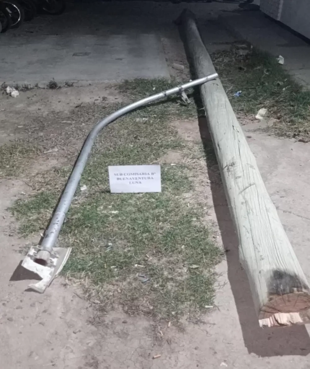 Insólito: cortaron un poste de energía eléctrica con una motosierra en Pocito